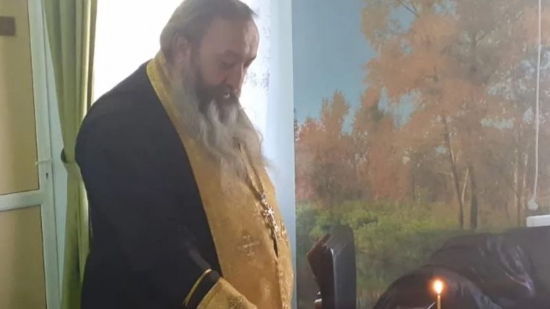 Коли святий отець прийшов освячувати наш будинок, він постояв трохи а потім відразу вилетів з дому, причина була приголомшливою