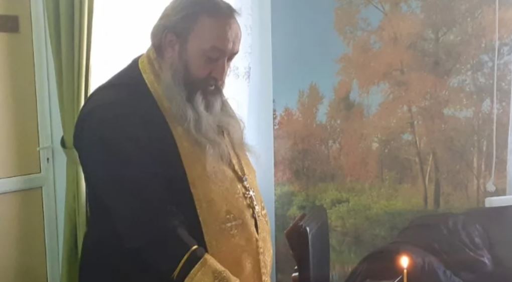 Коли святий отець прийшов освячувати наш будинок, він постояв трохи а потім відразу вилетів з дому, причина була приголомшливою