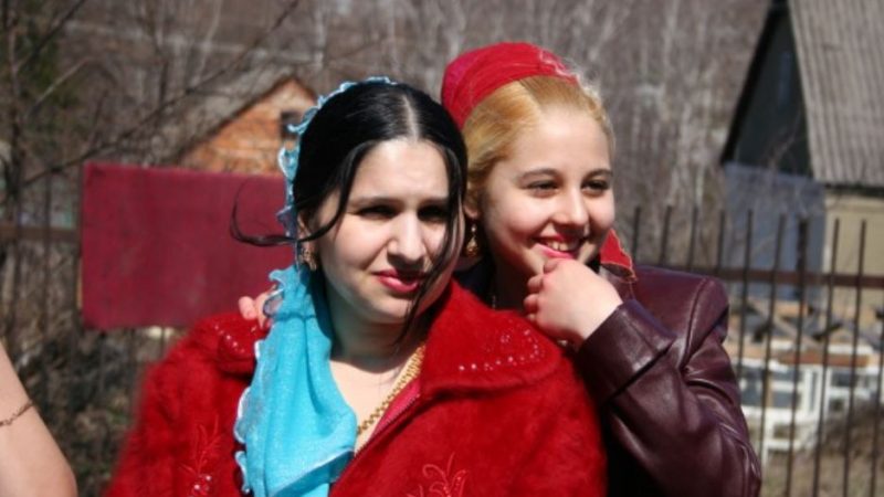 Якось одна циганка мені сказала. — Коли зацвіте горобина, ти дізнаєшся, що хлопчика з темним волоссям кинула мати. Усиновіть його, і у вас із чоловіком з’являться діти.