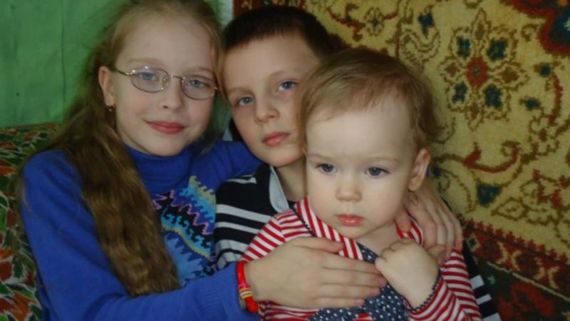 Дітей спочатку кинула мати, потім — батько. Але знайшлася добра душа