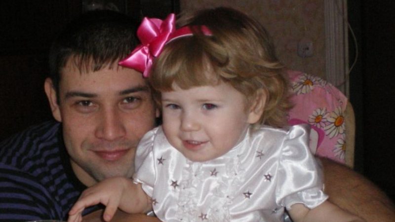 Коли сім’я сіла вечеряти, донька раптом запитала: «А дядько вже вийшов з шафи?» Жінка не думала про такий варіант