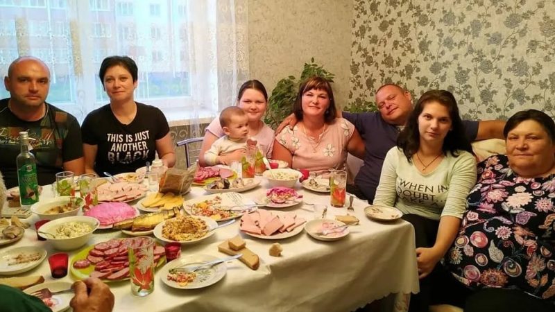 Діти сіли за святковий стіл, пообідали. Ніхто з них не згадав, який сьогодні день. Завантажили в багажники продукти і вирушили в місто.