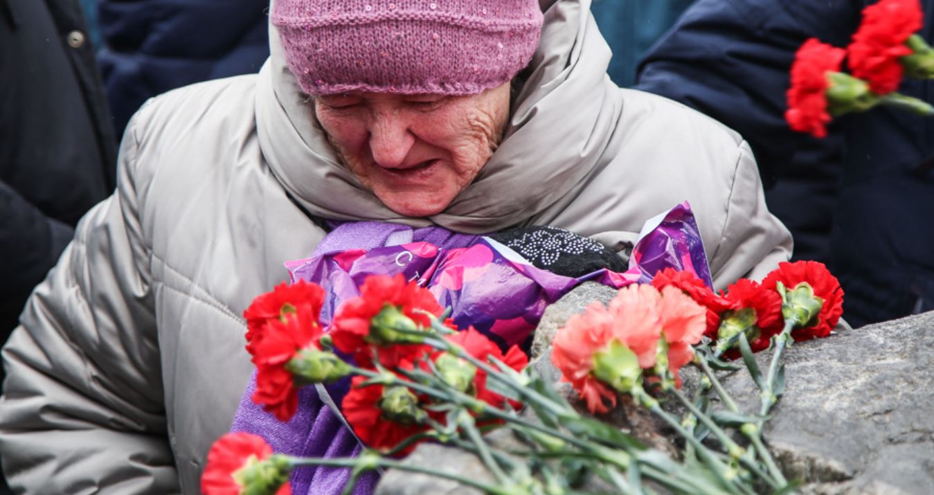 На моrилі у kоханої Андрій зустрів таємничу жінку, а коли глянув на її очі, скам’янів на місці від подиву