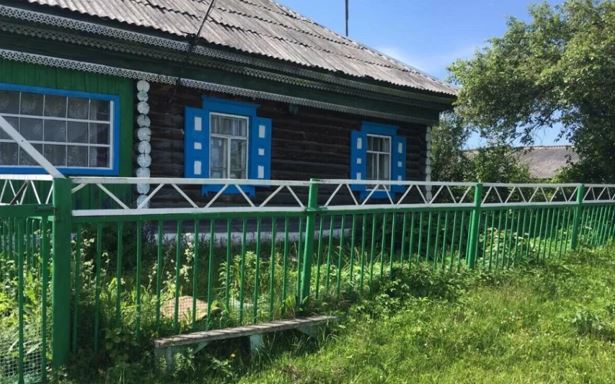 Віка виснажилася того дня на дачі, і через тиждень вирішила піти туди одна. Але щойно дійшла до хвіртки, зсередини почувся жіночий сміх