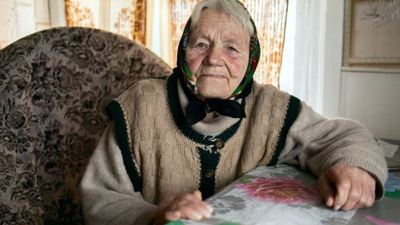 Після втра ти чоловіка жінка похилого віку розмістила оголошення в інтернеті: “Шукаю самотню, бажано літню жінку для спільного доживання”