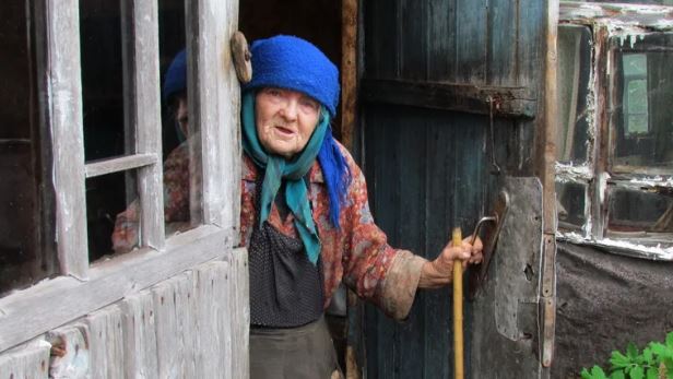 Своїх батьків я не бачила багато років. Але одного разу чоловік переконав мене пробачити їх; ми з ним зібралися і поїхали в моє рідне село. Двері мені відкрила жінка, в якій я ледве впізнала маму, а поруч