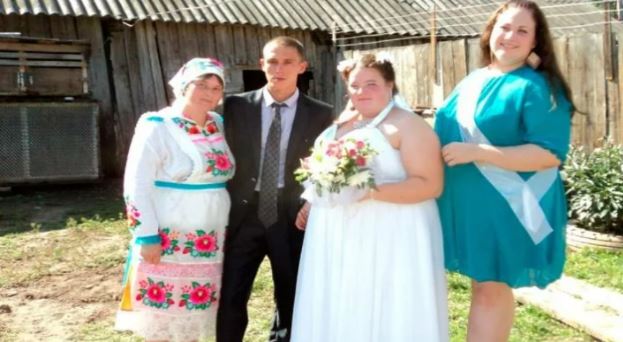 На весіллі все помітили, що сват не зводив з свахи очей, але причина була відома лише їм обом. Хто ж знав, що доля їх розвела, щоб через роки вони зустрілися на весіллі у власних дітей. Нехай у них не вийшло, зате їхні діти обов’язково стануть щасливими …