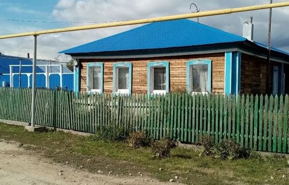 Онук прийшов до діда за порадою, як раптом у двері постукала сусідня сільська дівчина. Хлопець ще не знав, як вона змінить йому життя