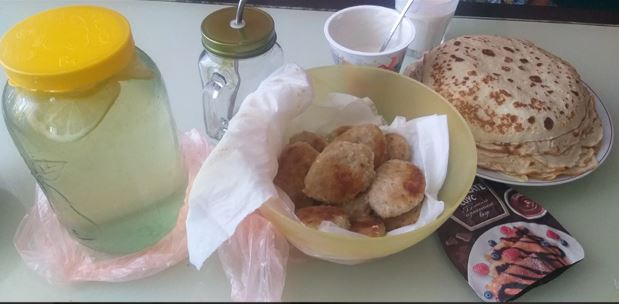 Моя свекруха найкраща жінка у світі. Дев’ята ранку, дзвінок у двері. А ми ще спимо. Накидаю халатик, відчиняю двері, а там прийшла свекруха