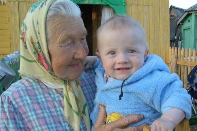 Син з невісткою залишили внучку на бабусю-стареньку і зникли. Через кілька років, вони повернулися, і бабуся не вірила своїм очам.
