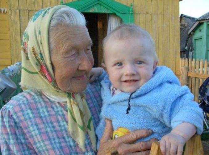 Син з невісткою залишили внучку на бабусю-стареньку і зникли. Через кілька років, вони повернулися, і бабуся не вірила своїм очам.