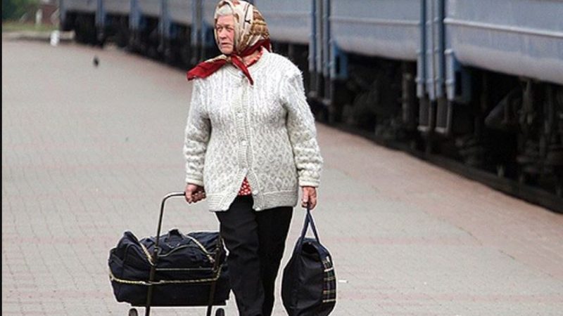 Надія поверталася з села. Гостювала у сестри. А коли поверталася додому, то рідня напаковали їй величезні сумки: три сумки кілограм по 12 і величезну валізу…