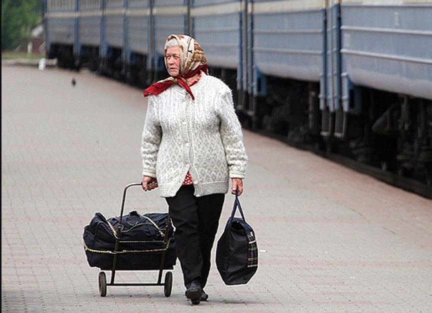 Надія поверталася з села. Гостювала у сестри. А коли поверталася додому, то рідня напаковали їй величезні сумки: три сумки кілограм по 12 і величезну валізу…