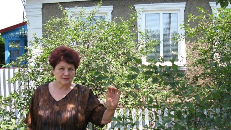 Вирішила з’їздити та перевірити будинок тітки. Підійшовши до паркану, я помітила оголошення — і в цей момент мало не позбавилася ро зуму.