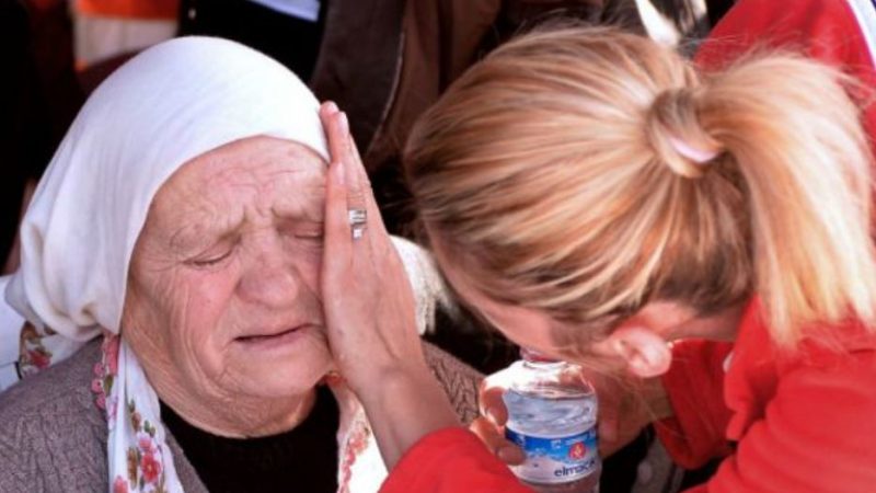 Коли підлі хлопці знущалися з бідної бабусі, раптом прибіг маленький хлопчик, а що було потім — невимовно