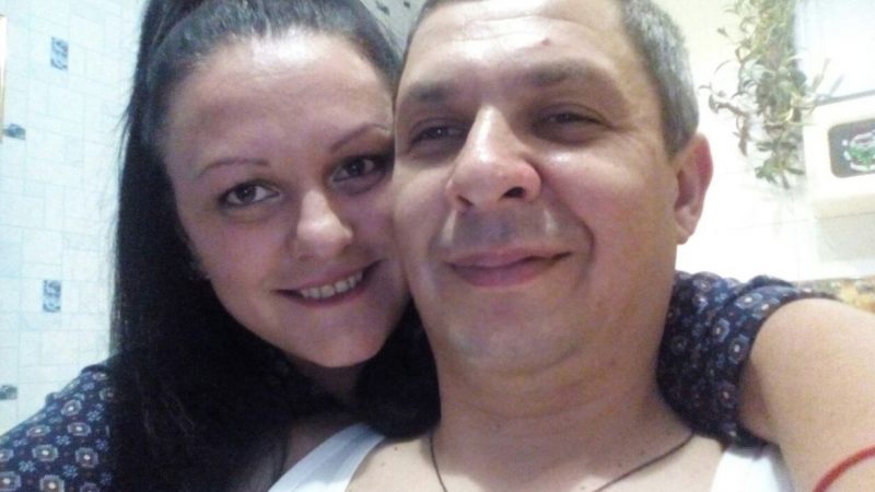 Тетяна вже збиралася йти у ванну, як раптом пролунав звук ключа. Її чоловік Олег був не один, з якоюсь дівчиною, вони попрямували в спальню.