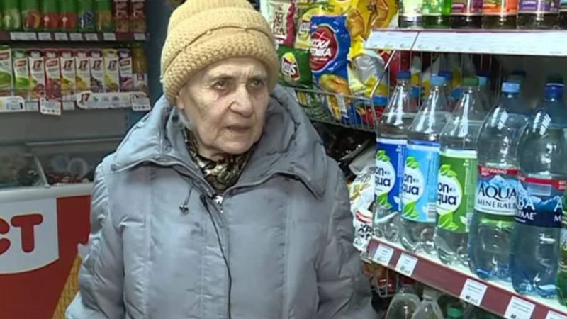 Коли касирка грубила одній бабусі, я хотіла вступитись за неї, ось тільки з кінця черги вийшов чоловік із блокнотом.