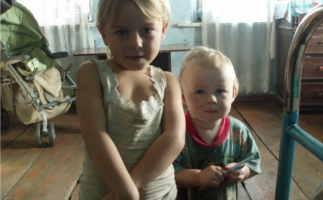 Сусідські діти кричали біля під’їзду: «Мама, відкрий, ми замерзли ». Я не могла більше дивитися на цю картину!