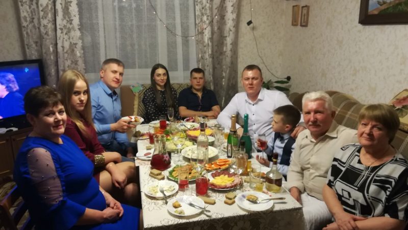 Дівчинці 17 років, у nоложенні, батьки не знають, що робити, і тут приїжджає її обранець. Те, що було далі, було несподіваним для сім’ї