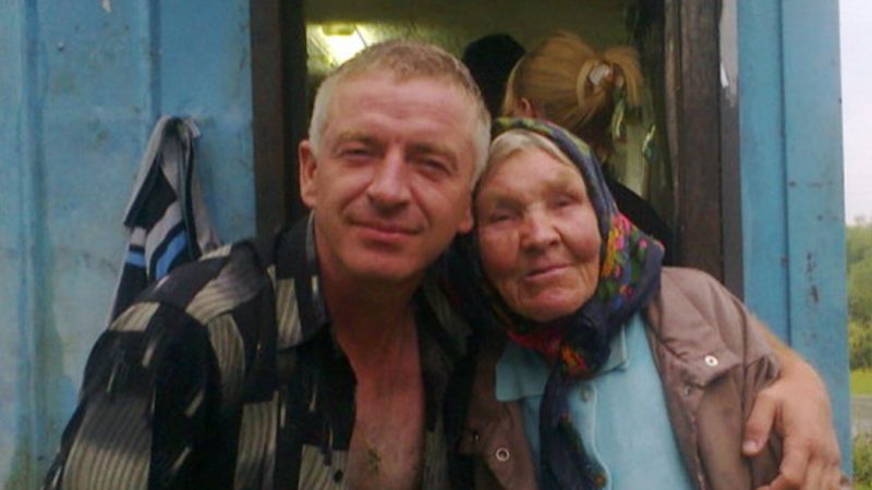 Місяць тому ми приїхали до мами на дачу. Все їй допомогли, а потім сіли вечеряти. Мама тихенько дістала з кишені 20 тисяч гри вень і дала їх зятю.