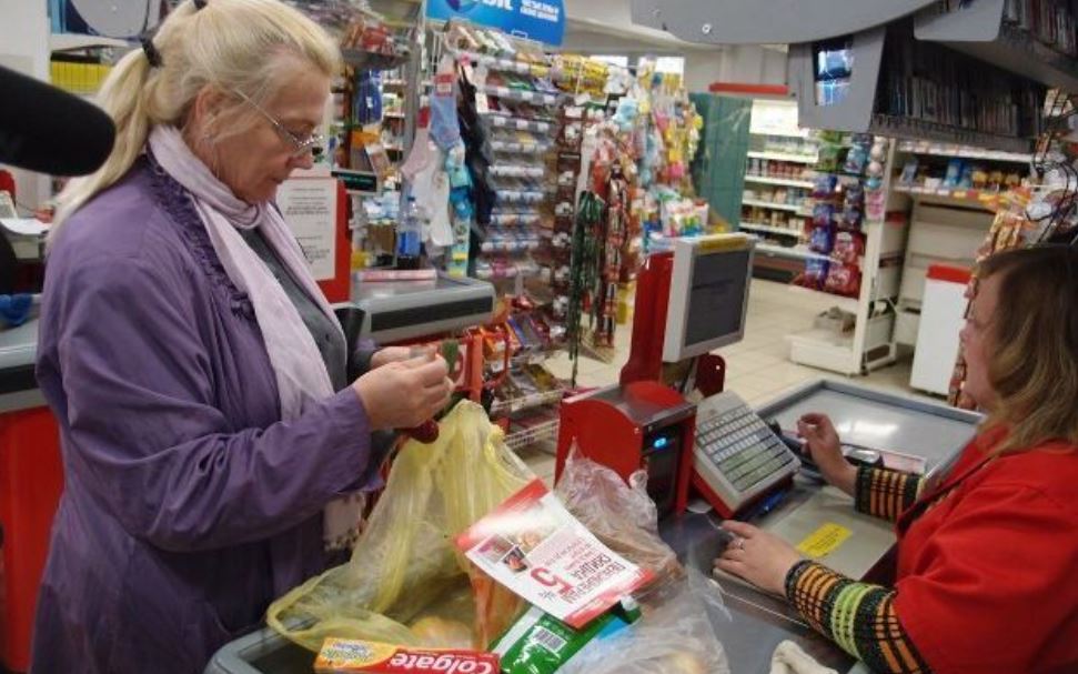 Коли сільська бабця підійшла до каси, всі дивилися на неї з презирством, але як тільки вона дістала телефон з сумки, всі ахнули в захваті