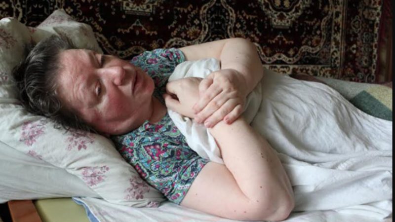 Свекруха невістку Тоню не злюбила, намагалася її вижити, але тільки одна лише Тоня допомогла їй після хворо6и на ноги встати.