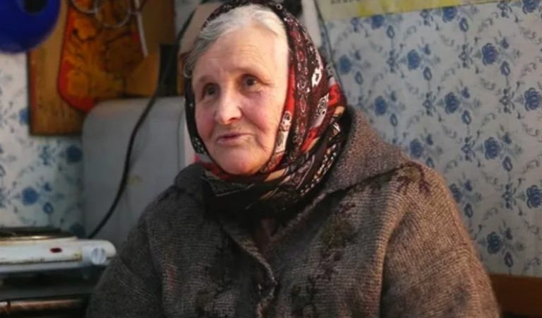 Бабуся завжди називала мене чужою, нагуляною, не рідною. Виросла і стала багатою. Днями до мене, на роботу, прийшла бабуся. Говорить …