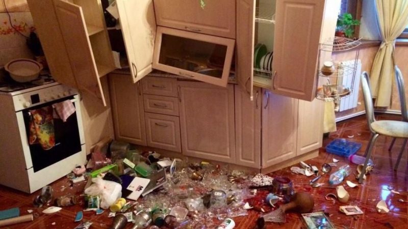 Приїхавши в гості до своєї подруги, я побачила у неї повний бардак та купу розбитого посуду. Але подруга була спокійною — промовила фразу, яка запам’яталася мені на все життя!