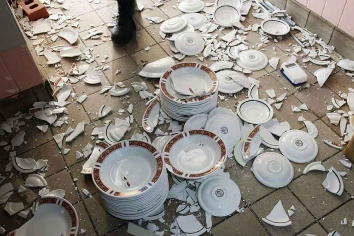 Бьются блюдца. Разбитые тарелки. Битая посуда. Сломанная посуда. Бить посуду.