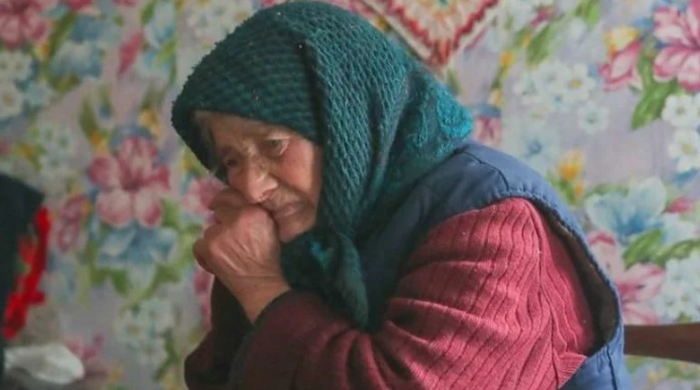Діти привезли матір у стapий будиночок у селі, залишили однією, без їжі та поїхали. А коли дочка зателефонувала за півроку, axнула від почутого