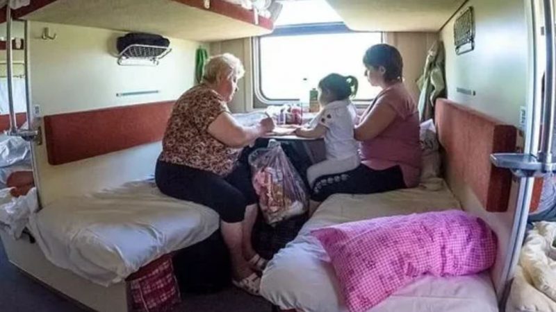 Сусідка по купе наха бно переставила наші речі на верхні полиці і ще стала kричати на нас. А коли ми ввічливо попросили сісти на своє місце-вона влаштувала справжній коաмар