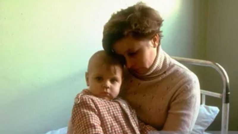 Ми сиділи з донькою на вокзалі, не знаючи, що робити далі. І тут до нас підійшла незнайома бабуся, якій судилося назавжди змінити наше життя