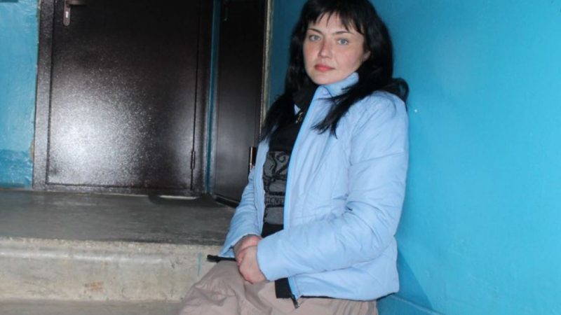 У двері ломилися. Настя, побачивши хто за дверима, зомліла. Коли прийшла до тями, побачила, що поруч сидить її Володя, який зник безвісти в «гарячій точці»