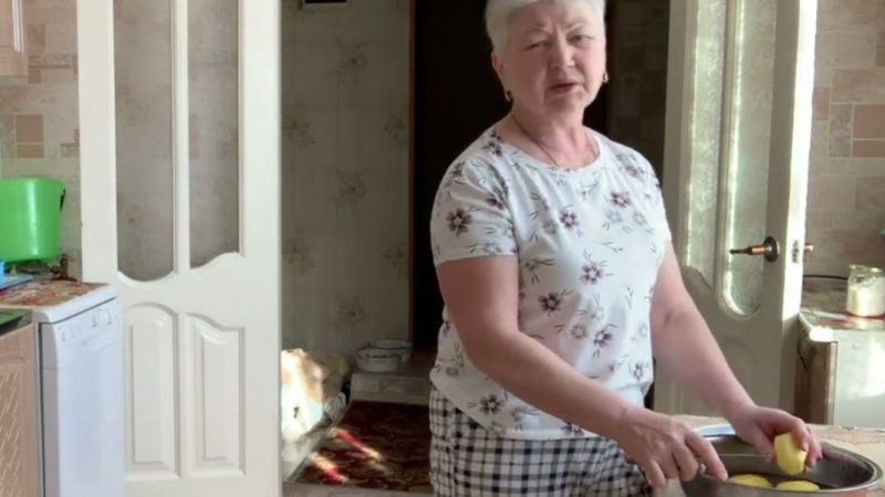 Ми з дружиною приїхали до батьків в село, і дружина відразу почала допомагати моїй мамі, але вона ніяк не могла полюбити мою дружину. Я не розумів причину до того, як одного разу мати не витримала