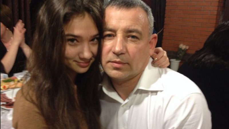 Мій новий чоловік так добре ладнав із моєю донькою, я нічого не підозрювала, але незабаром я стала помічати дивні речі вдома