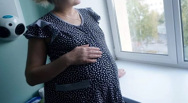 У 40 років Амалія виявила, що ваrітна. У пари були сини, 15 і 16 років. Вона пішла додому і радісно повідомила новину сім’ю . Але чому то членів сім’ї одноголосно сказали, що дитина не від тата. Чоловік теж велів позбутися дитини.
