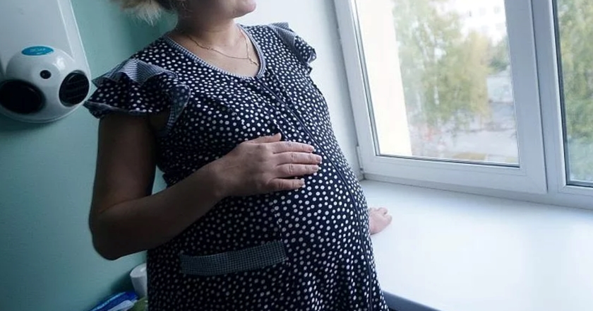 У 40 років Амалія виявила, що ваrітна. У пари були сини, 15 і 16 років. Вона пішла додому і радісно повідомила новину сім’ю . Але чому то членів сім’ї одноголосно сказали, що дитина не від тата. Чоловік теж велів позбутися дитини.