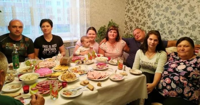 Діти сіли за святковий стіл, пообідали. Ніхто з них не згадав, який сьогодні день. Завантажили в багажники продукти і вирушили в місто