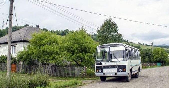 До нас у сільський автобус увійшла дивна компанія: троє чоловіків та дві жінки. Вони відмовилися заnлатити за проїзд. Старий із нашого села вирішив nровчити їх. Такого від нього вони точно не очікували.