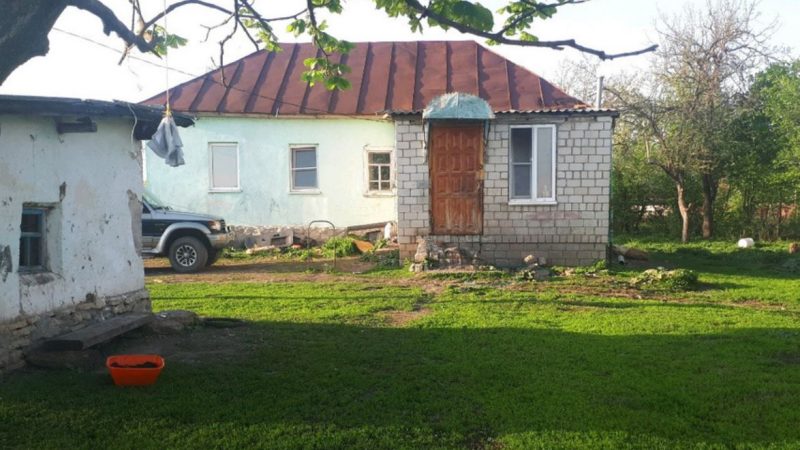 Маша з Анною сиділи біля могили мами, коли до них підійшов чоловік середніх років. А коли вони глянули в його наповнені сльозами очі, то здригнулися. Адже це був…