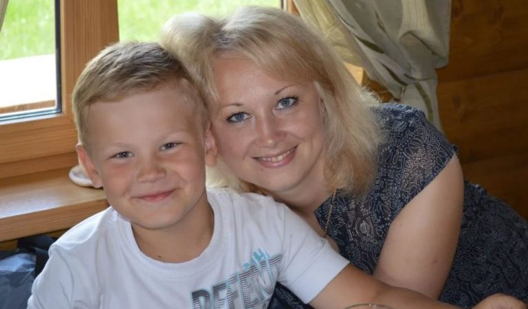 Бабуся для чужої дитини: син Ніни Андріївни одружитися на жінці набагато старше нього.