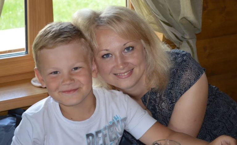 Бабуся для чужої дитини: син Ніни Андріївни одружитися на жінці набагато старше нього.