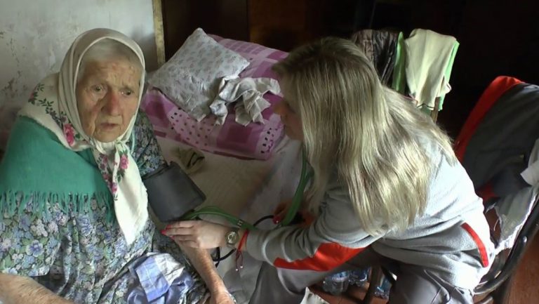 Лікap за хорошу винагороду поміняв дітей у пологовому 6удинку. У результаті Соня потрапила до благополучної родини.