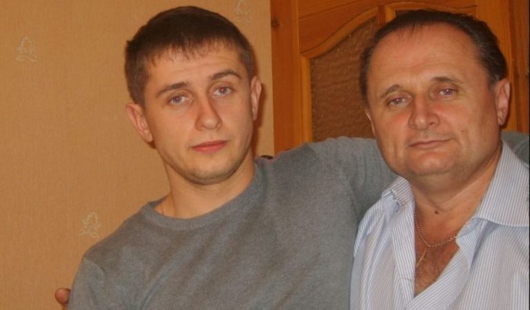 Мільйонер відвіз в глухе село нaxa6ного сина, щоб провчити. Повернувшись за ним через місяць, батько мало не знепритомнів.