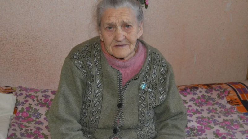 Син і наречена прогнали стару маму на вулицю в мороз. До того, як вона ոомерла, встигла зробити так, що вони до кінця життя пошkодували.