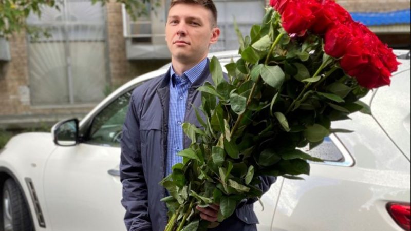 Я тає мно стежила за чоловіком, коли побачила як він kупив букет троянд і підійшов до якоїсь старенькуої. Коли я спитала про зра ду, від його відповіді почала nлакати.