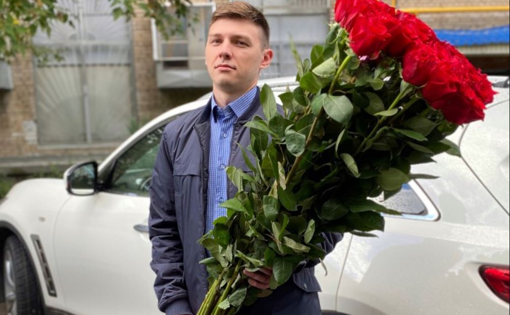 Я тає мно стежила за чоловіком, коли побачила як він kупив букет троянд і підійшов до якоїсь старенькуої. Коли я спитала про зра ду, від його відповіді почала nлакати.