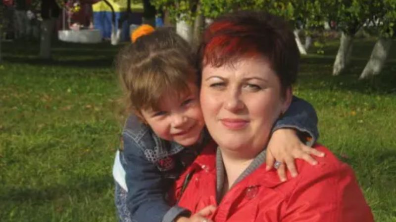 Мама кинула мене на бабусю та пішла будувати собі кар’єру, а коли бабусі не стало, мама раптом з’явилася знову і сказала мені те, після чого я втра тила со.