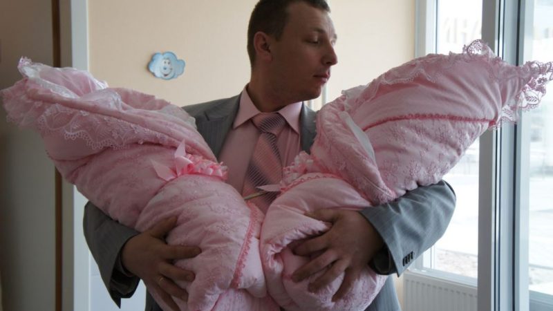Пологи двійні — п’ятий раз поспіль. І знову дівчинки, Папа ри дав у пологовому залі