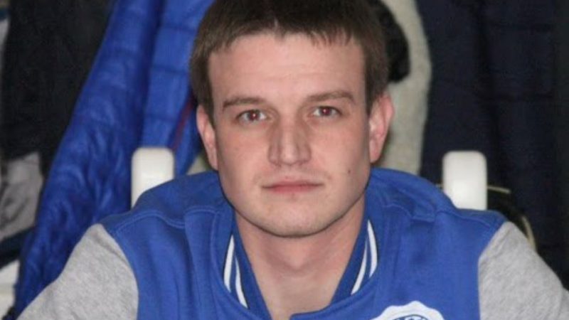 Поки Альоша був в аp мії, Олена вийшла за іншого. Коли він прийшов додому, мати показала йому те, від чого волосся стало дибки